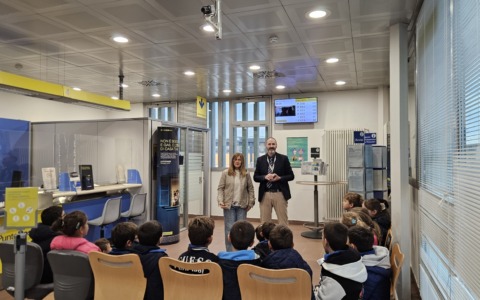 Gli alunni della Santa Marta in visita all’ufficio postale