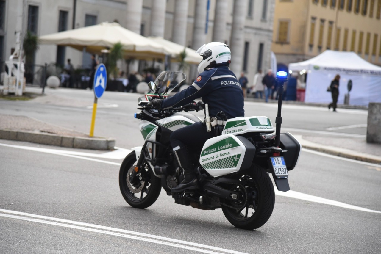 Deve partorire, ma passa il Giro di Lombardia: scortata dalla Locale