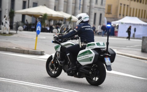 Deve partorire, ma passa il Giro di Lombardia: scortata dalla Locale