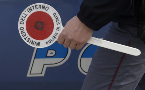 Tenta di sottrarsi a un controllo di polizia e di disfarsi della droga: arrestato dalla Polizia Stradale di Lecco