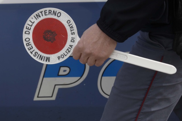 Tenta di sottrarsi a un controllo di polizia e di disfarsi della droga: arrestato dalla Polizia Stradale di Lecco