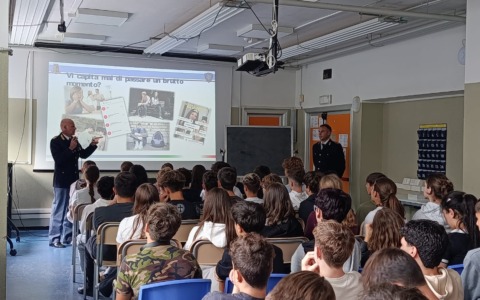 La Polizia di Stato sale in cattedra al Carcano con la campagna “Una vita da Social – Action Week”