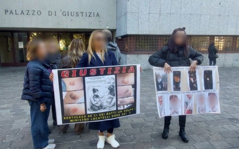 “Vogliamo giustizia per i nostri figli”: mobilitazione delle mamme di Villa Santa Maria fuori dal Tribunale
