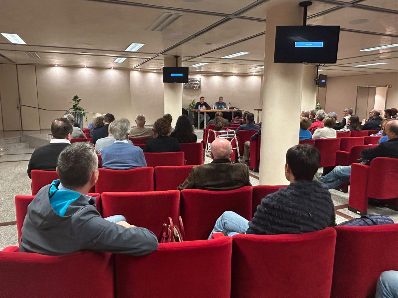 «Di fronte all’intelligenza artificiale rimettiamo al centro il vivente»: il messaggio di Mauro Magatti al Festival del Pensiero