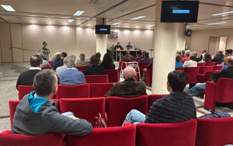 «Di fronte all’intelligenza artificiale rimettiamo al centro il vivente»: il messaggio di Mauro Magatti al Festival del Pensiero