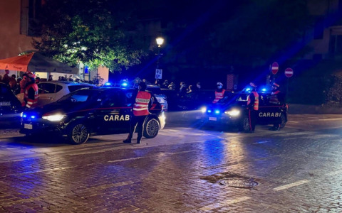 Aggredisce un 17enne che lo denuncia, poi la scoperta: in casa aveva un lanciarazzi